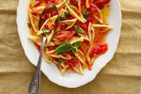 No-cook tomato sauce for peak summer heat